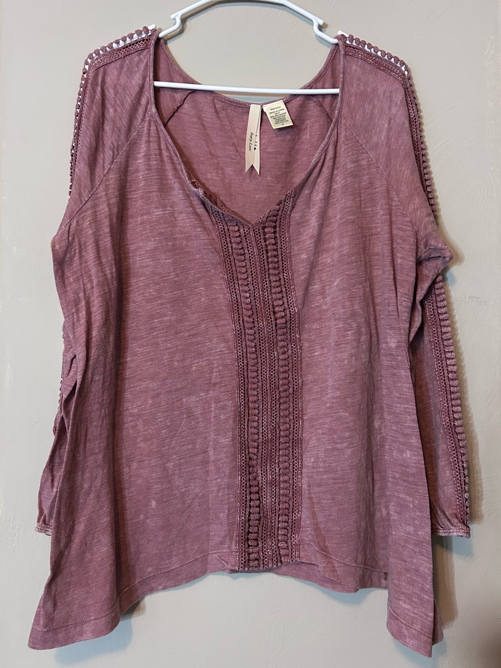 Ivory Love Boho Crochet-Trim V-Neck Top in Dusty Mauve size Medium